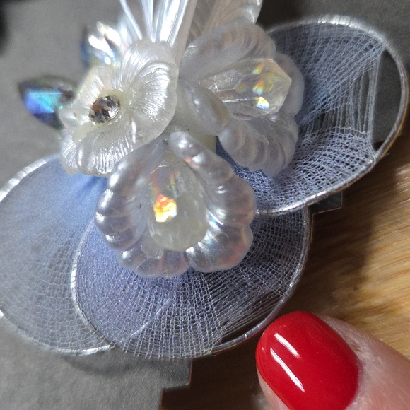 Elegant Floral Beaded Earrings - Picture 3 of 6